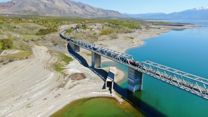 Türkiye'nin en uzun demir yolu köprüsü Elazığ'da