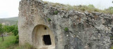 2 bin yıllık kaya mezarları görenleri şaşırtıyor