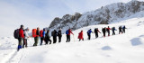 30 dağcı, 6 saatte karlı kaplı zirveye tırmandı