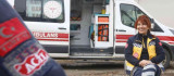 Diyarbakır'ın 'kırmızı başlıklı' kadın ambulans şoförü, zamanla yarışıyor