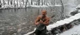 Eksi 6 derecede şort giyip kar altında türkü söyledi