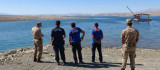 Elazığ'da tekne battı: Tekneyle birlikte suda kaybolan şahsı arama çalışmaları sürüyor