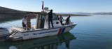Elazığ'da tekneyle birlikte suda kaybolan şahsı arama çalışmaları sürüyor