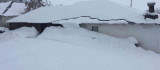 Karlıova'da  ev ve ahırlar kar altında kaldı