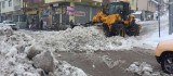 Karlıova'da karlar kamyonlarla kent dışına taşınıyor