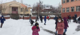 Karlıova'da yağan karın tadını çocuklar çıkardı